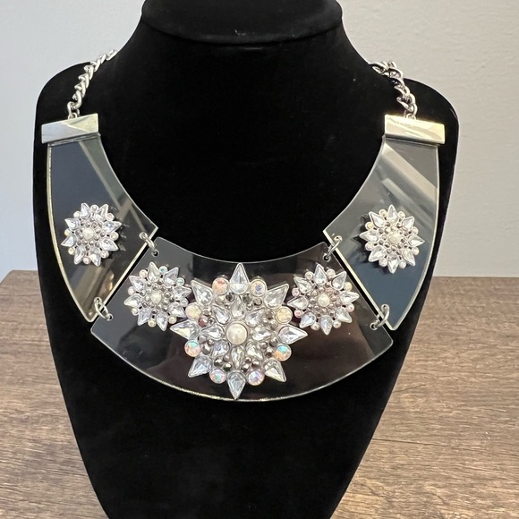 Jewelry - Elegant Silvertone Floral bib style necklace with ab crystals